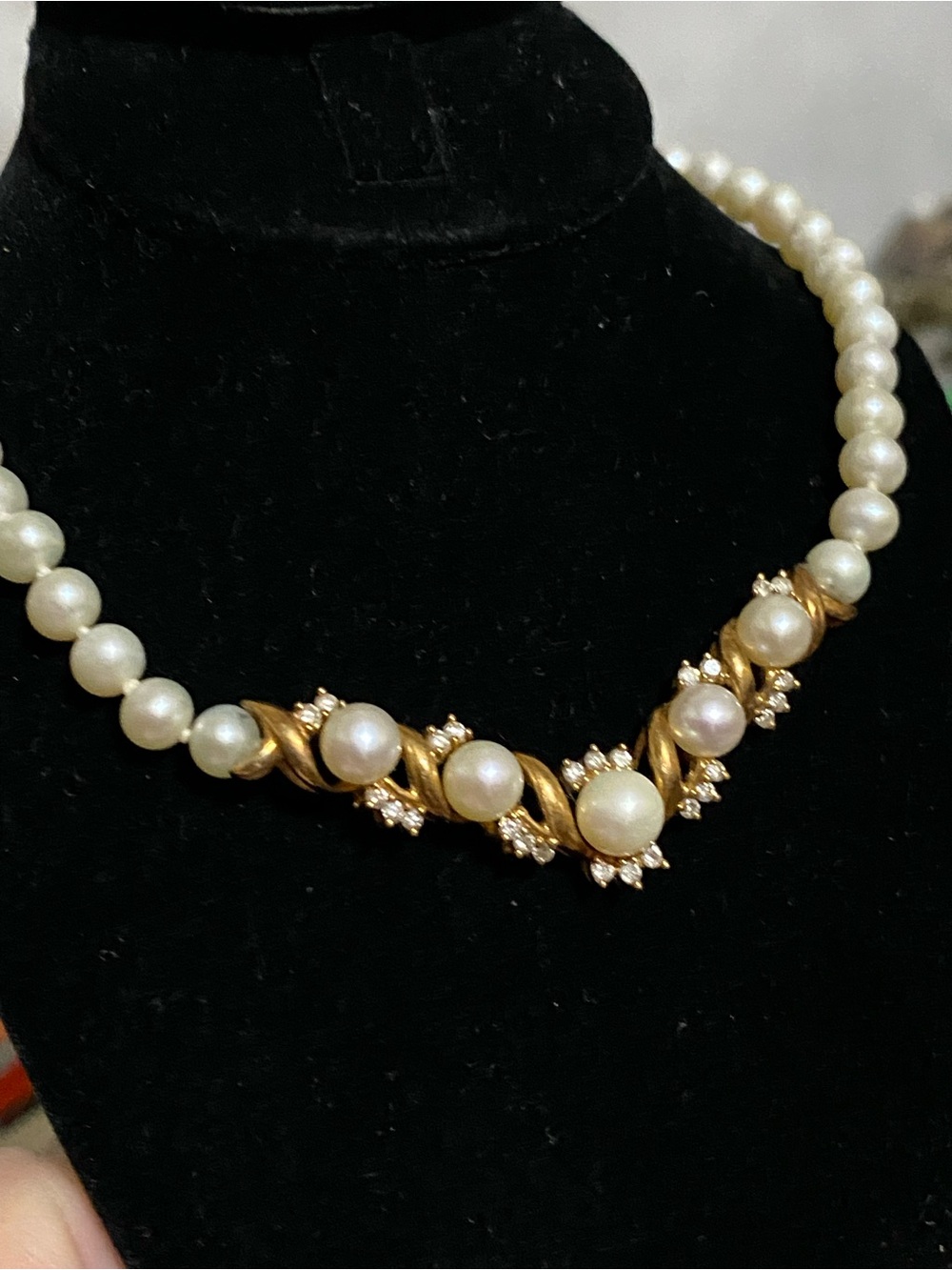 Classic Pearl and Gold-Tone Statement Necklace - Ivory Pearls